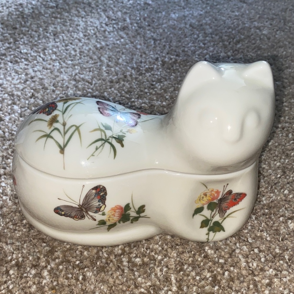 Takahashi Sleeping Cat Box with Butterfly Design